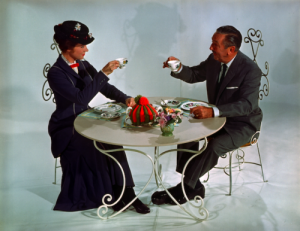 Walt Disney  mentre prende un tè con Julie Andrews sul set di Mary Poppins nel 1964