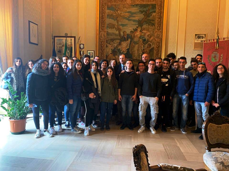 Gli studenti del Liceo Turistico Almanza di Pantelleria, ricevuti dal sindaco Giannone di Scicli