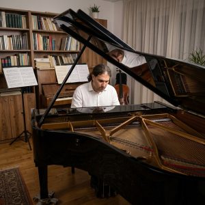 Stefano Onorati mentre suona al pianoforte